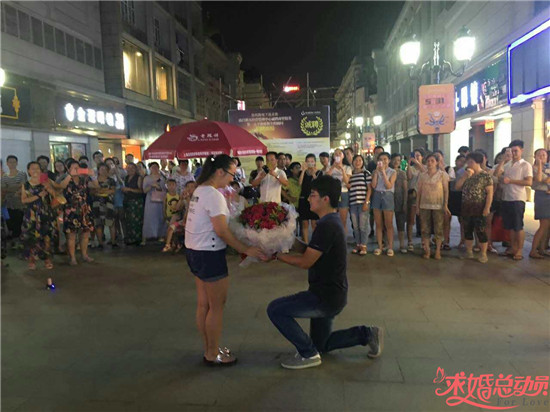 广场上的浪漫求婚 翩翩起舞的爱意.jpg