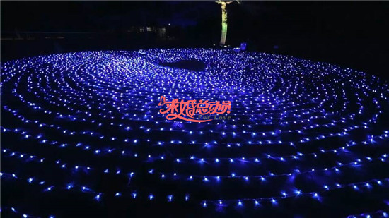 丽江小镇的浪漫灯海 两小无猜的爱恋.jpg