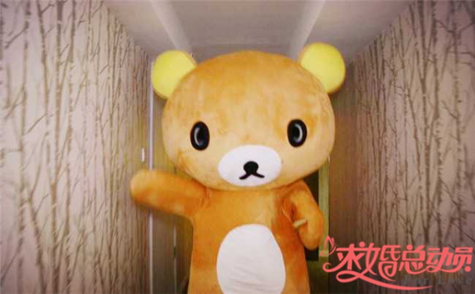 男友化身公仔求婚，女主差点认不出.jpg