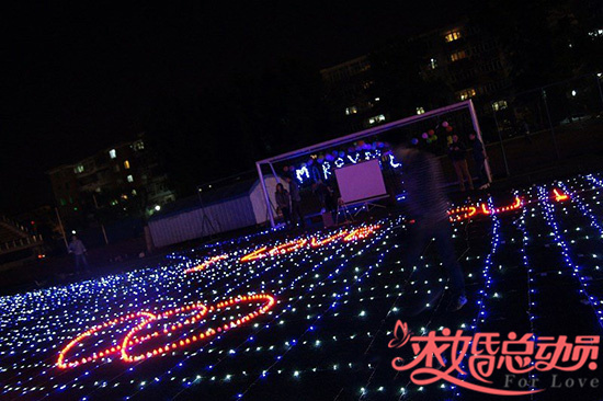 重庆大学足球场上演浪漫求婚.jpg