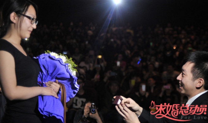 武汉爱情影院上演最浪漫求婚.jpg