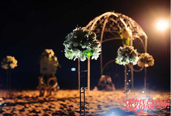 珠海深情宅男沙滩求婚策划 动心女主感动落泪.png