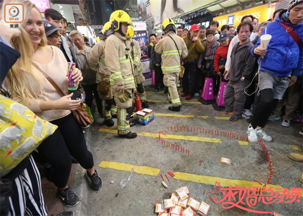 求婚蜡烛还没点，3名拎着灭火器的消防员已就位